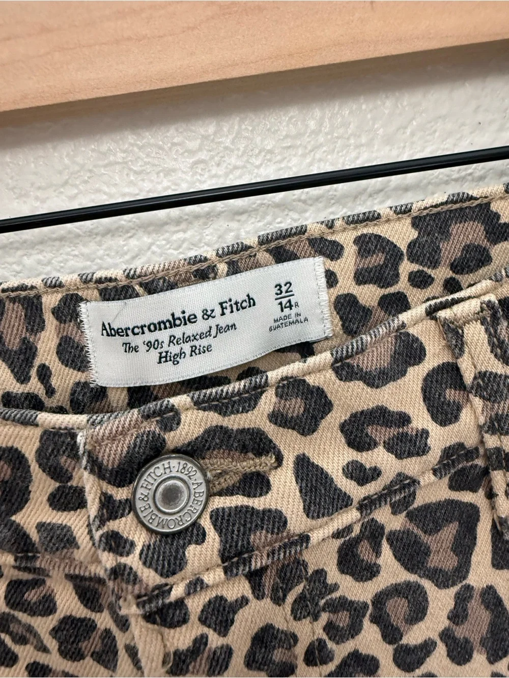 Abercrombie Curve Love High Rise 90s Relaxed Jean in Leopard Print Size 14 - Picture 7 of 13